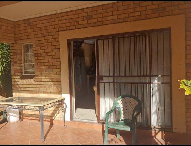 2 BEDROOM PROPERTY TO RENT IN ROOIHUISKRAAL NORTH
